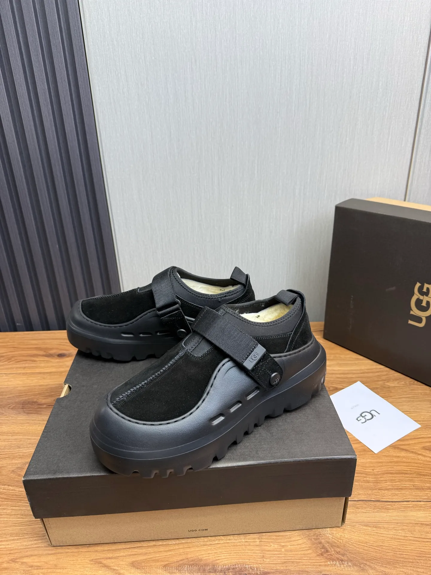 Men's shoes💰580💰Couples💖 New UGG fur integrated men's simple and fashionable snow boots. The most worth buying at the end of this year are warm casual shoes. Whether you are out and about at home, their comfortable and warm performance will be your most suitable fashion companion! The material is cowhide upper and imported wool is used inside. Warm and comfortable! The eva+ rubber patch outsole is cushioned, non-slip and wear-resistant, and has good elasticity. It is light and wear-resistant, comfortable and soft, and the new simple cut is more fashionable. It has both practicality and fashion sense, so you no longer have to worry about how to match it in winter, while still maintaining your fashionable taste. High-quality genuine wool. Look at the details for the material! Size: 35-40-41-42-43-44-44 sneaker size